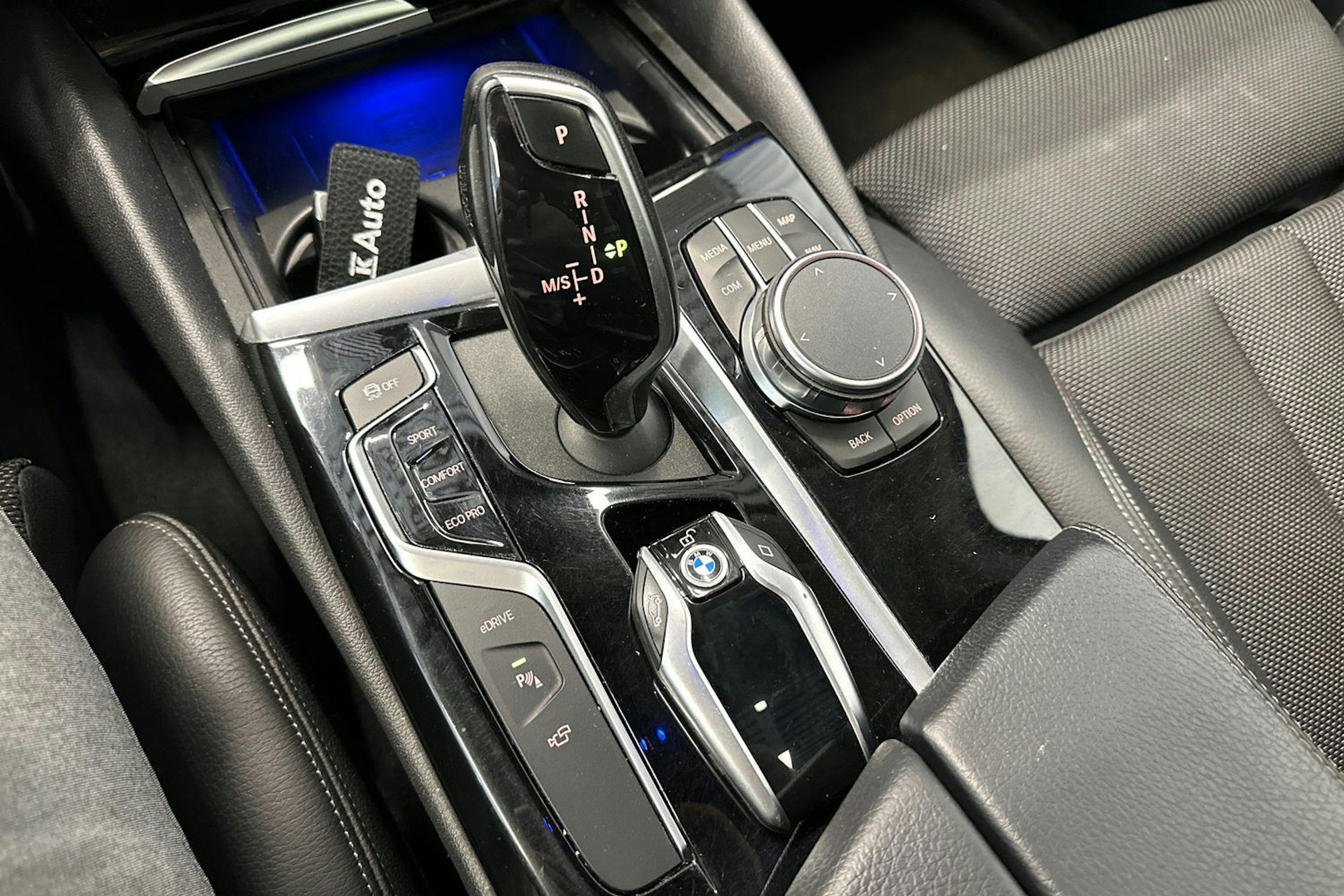 harmaa BMW 530 2020 kuva 24.