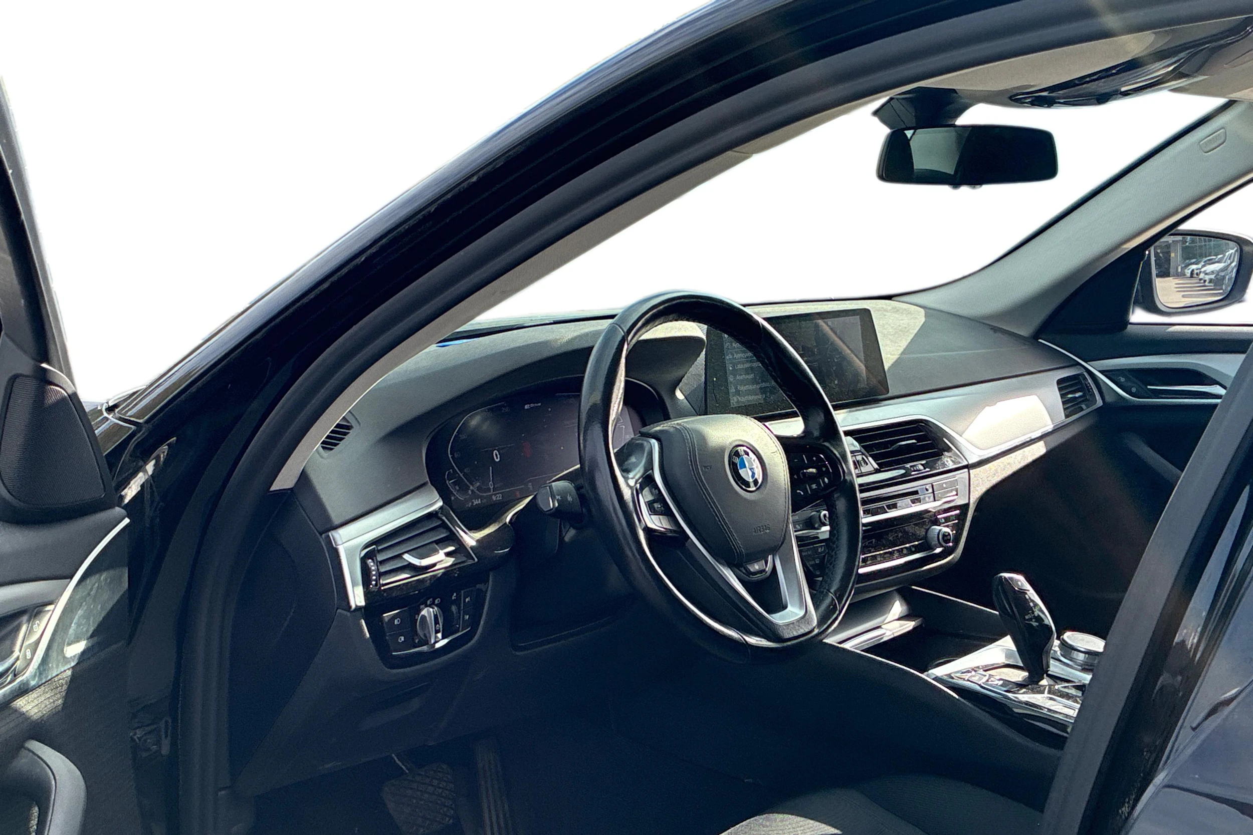 musta BMW 530 2020 kuva 3.