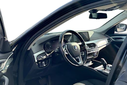 musta BMW 530 2020 kuva 3.