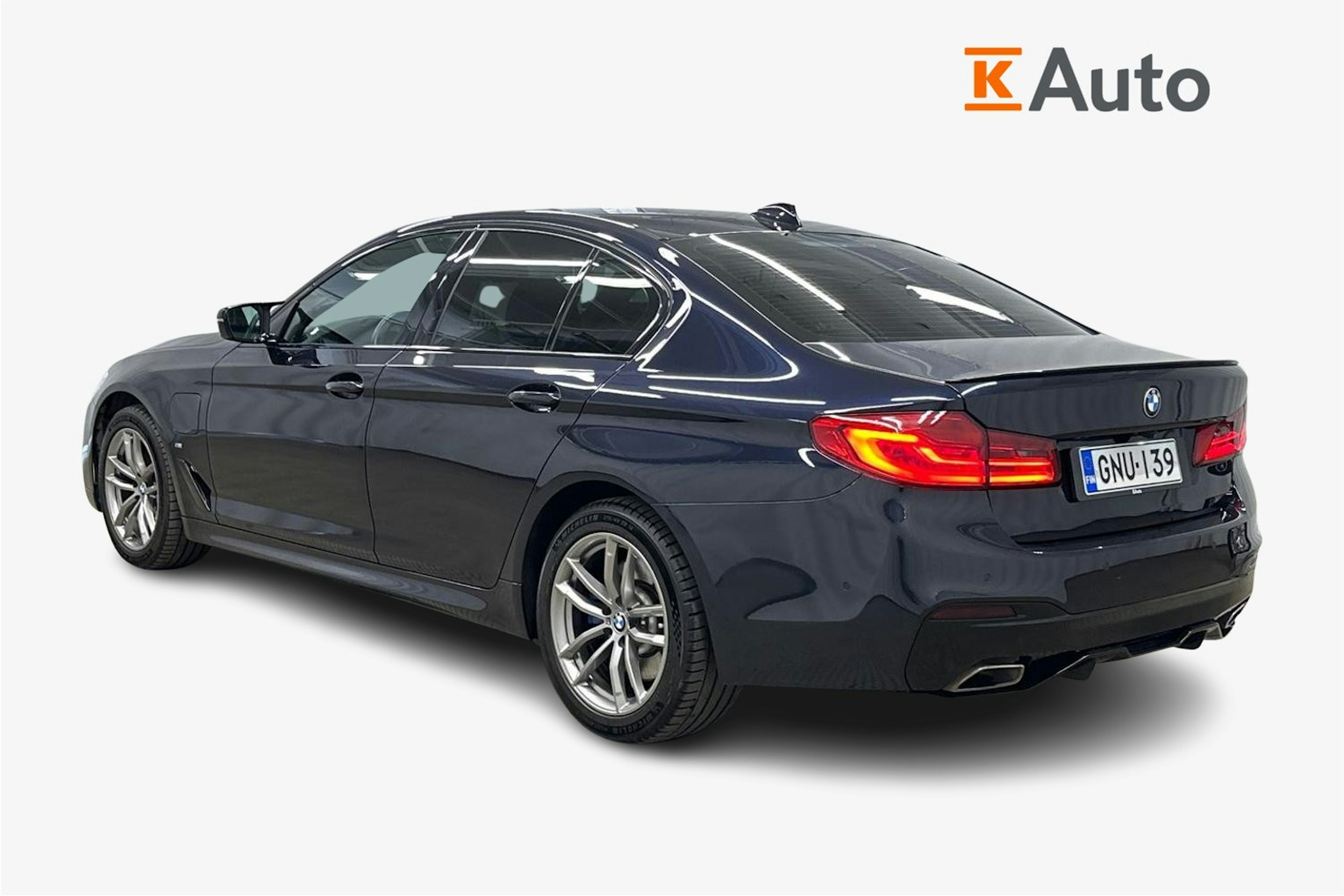 sininen BMW 530 2020 kuva 2.