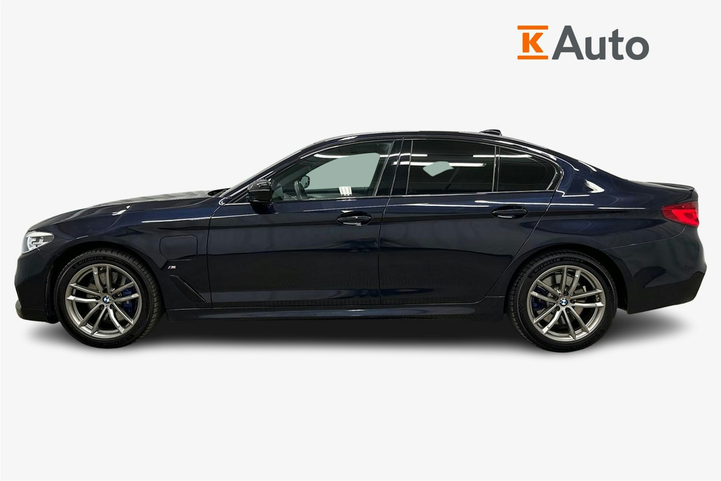 sininen BMW 530 2020 kuva 6.