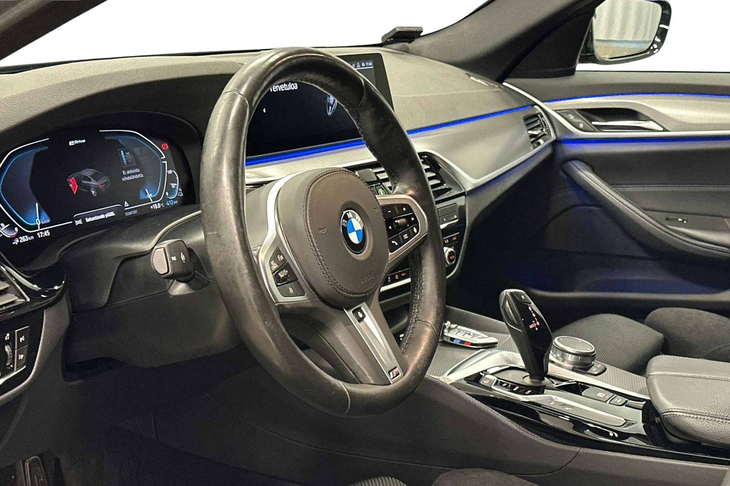 sininen BMW 530 2020 kuva 7.