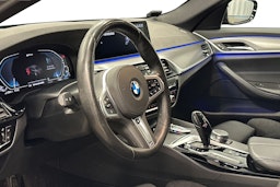 sininen BMW 530 2020 kuva 7.