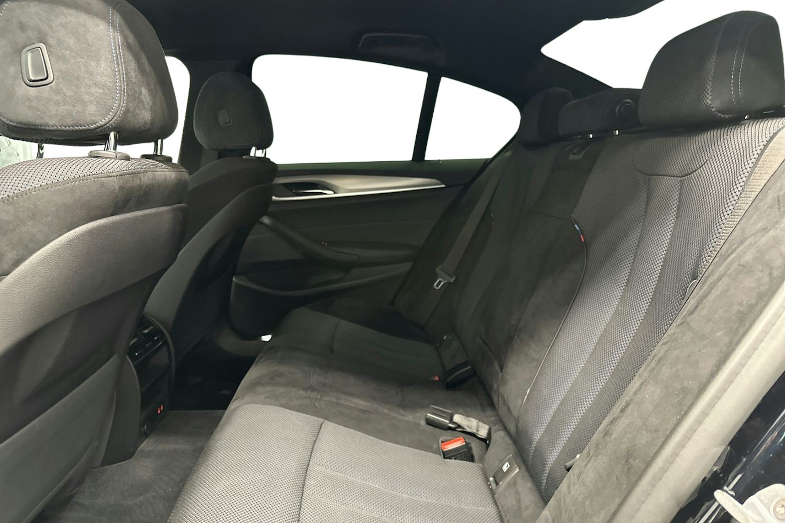 sininen BMW 530 2020 kuva 10.