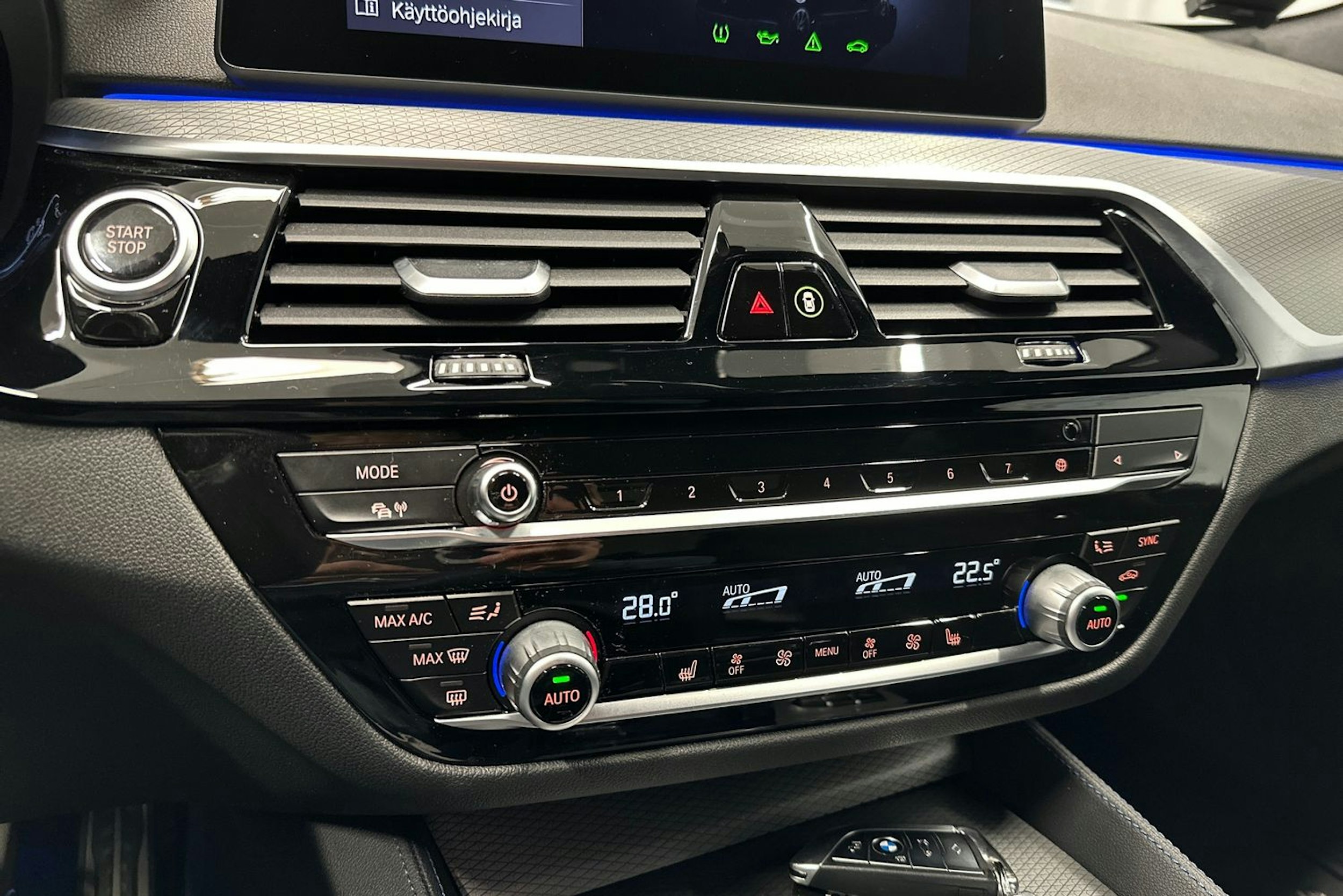 sininen BMW 530 2020 kuva 21.