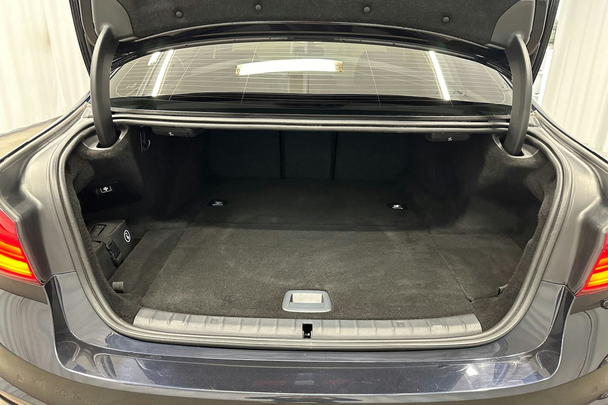 sininen BMW 530 2020 kuva 27.