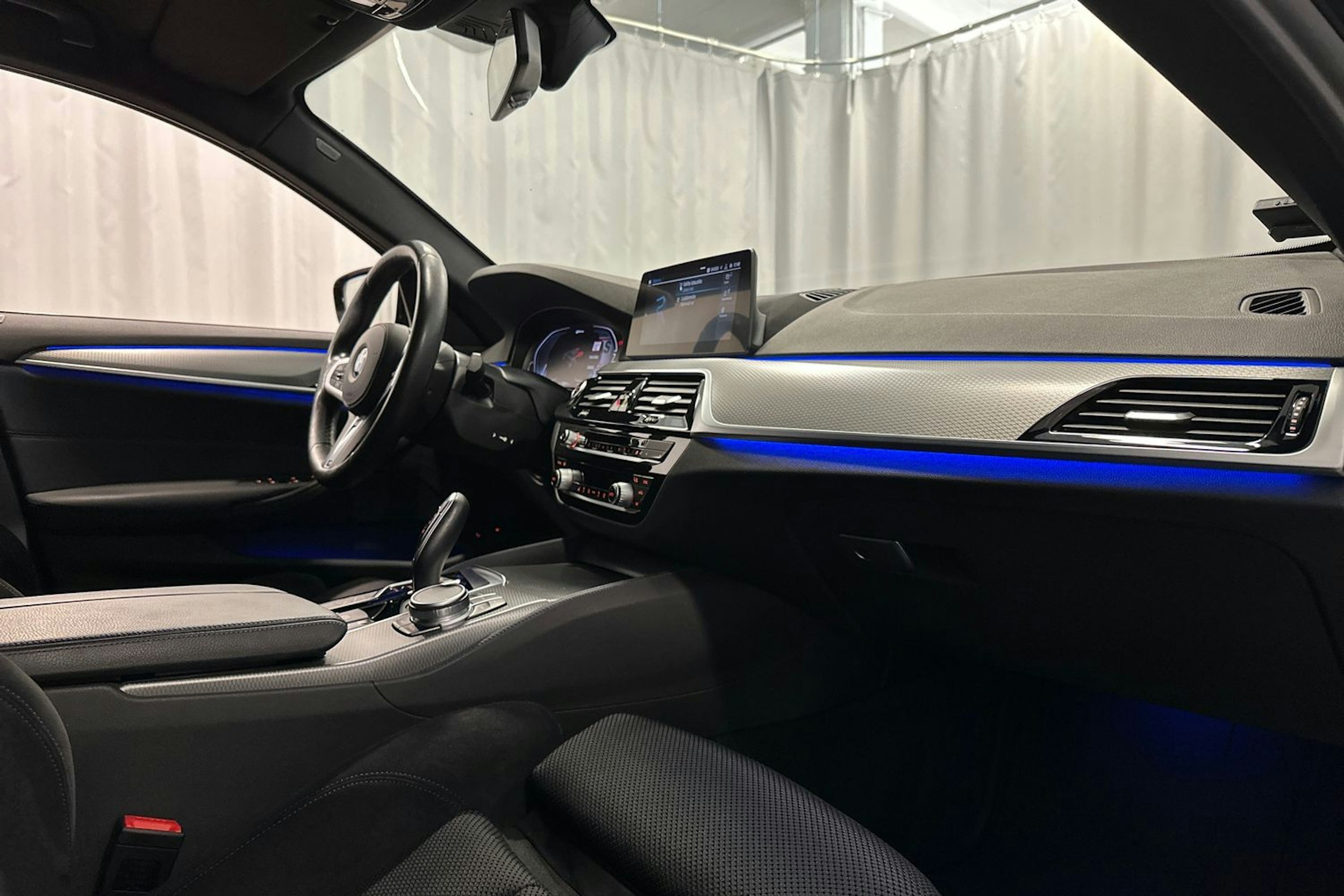 sininen BMW 530 2020 kuva 29.