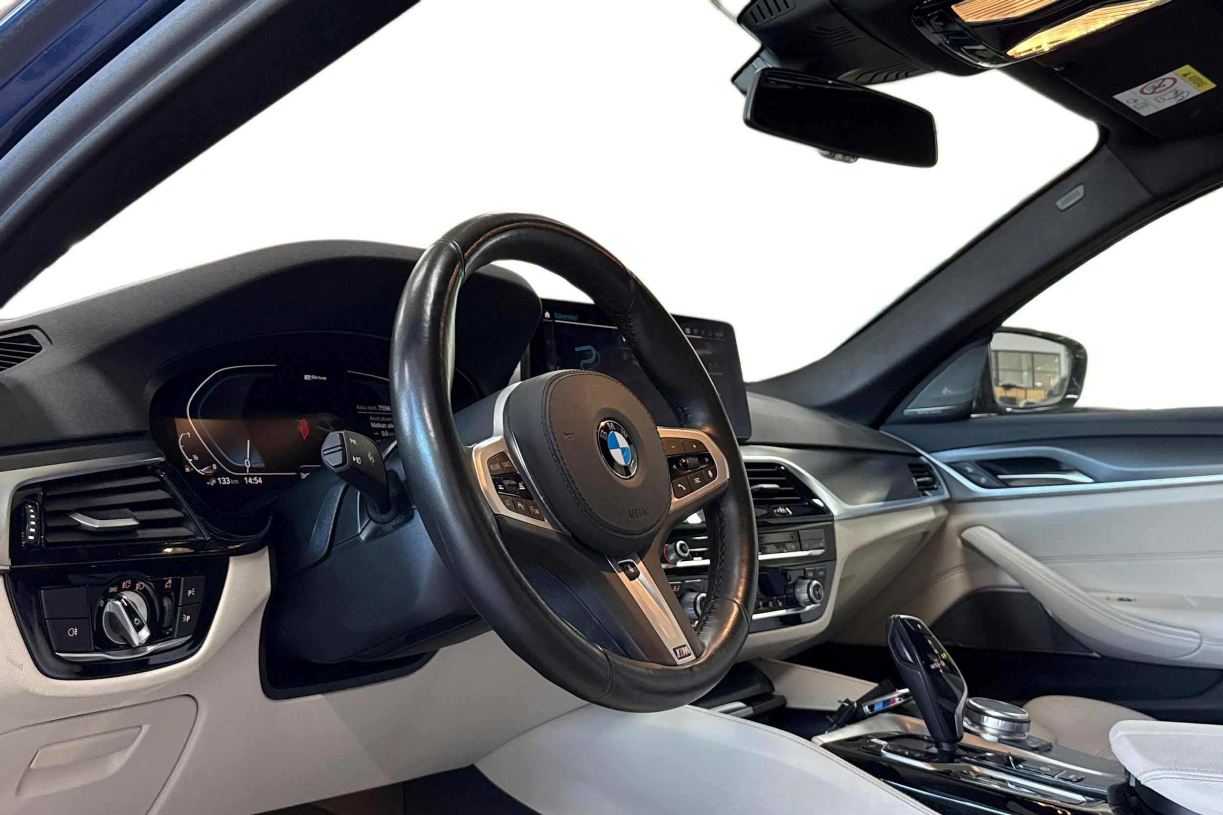 sininen BMW 530 2020 kuva 7.
