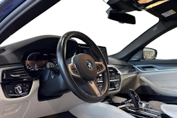 sininen BMW 530 2020 kuva 7.
