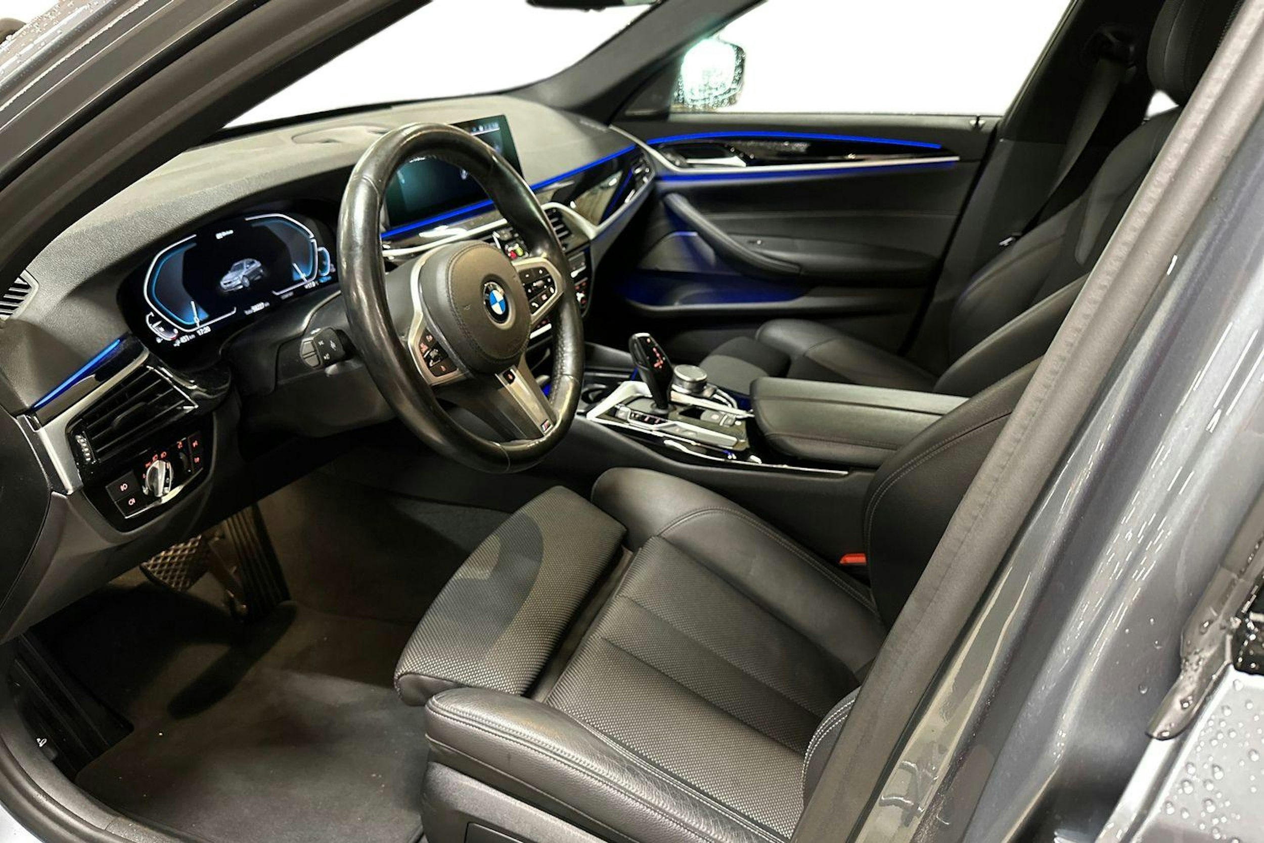 sininen BMW 530 2020 kuva 3.