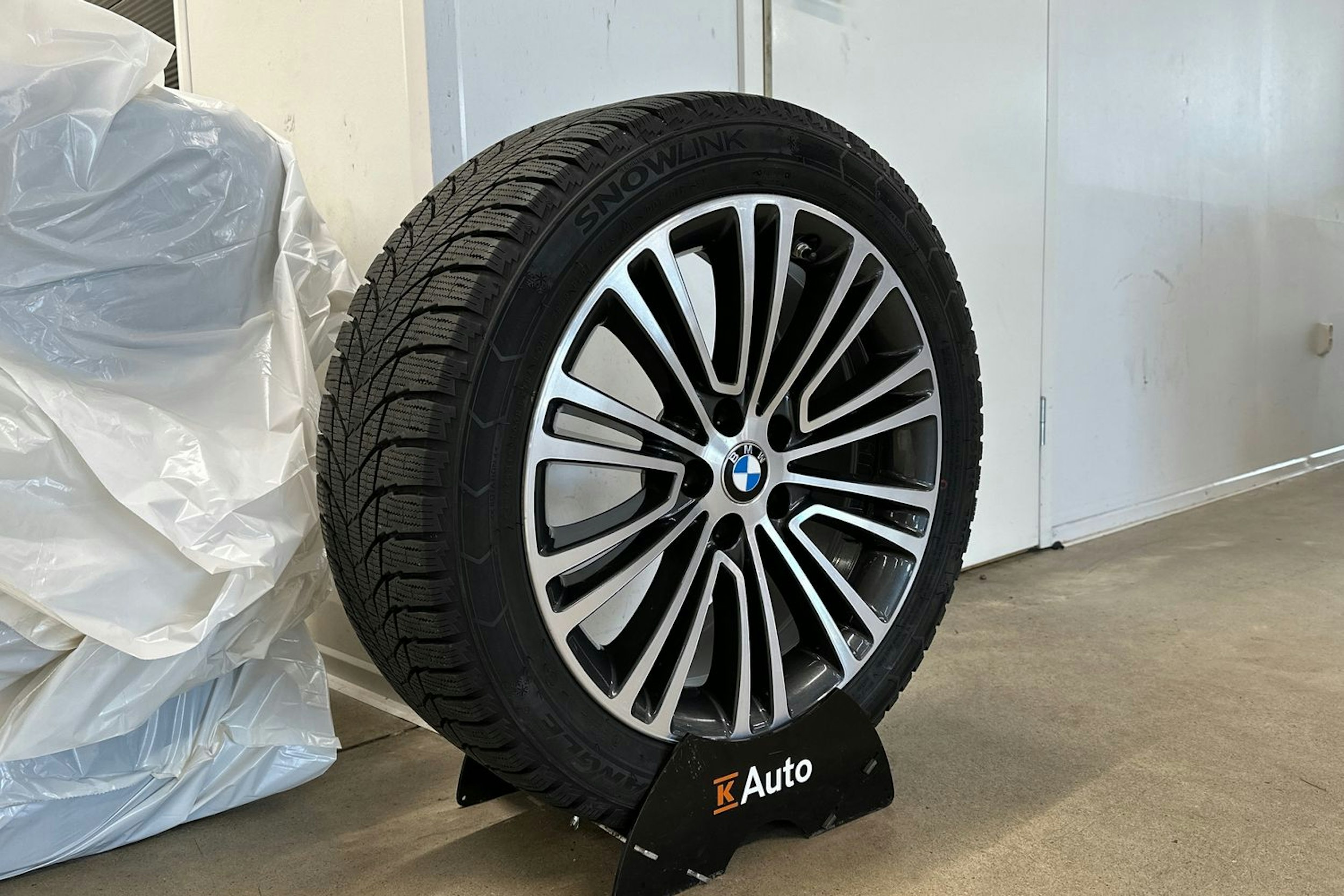 sininen BMW 530 2020 kuva 13.