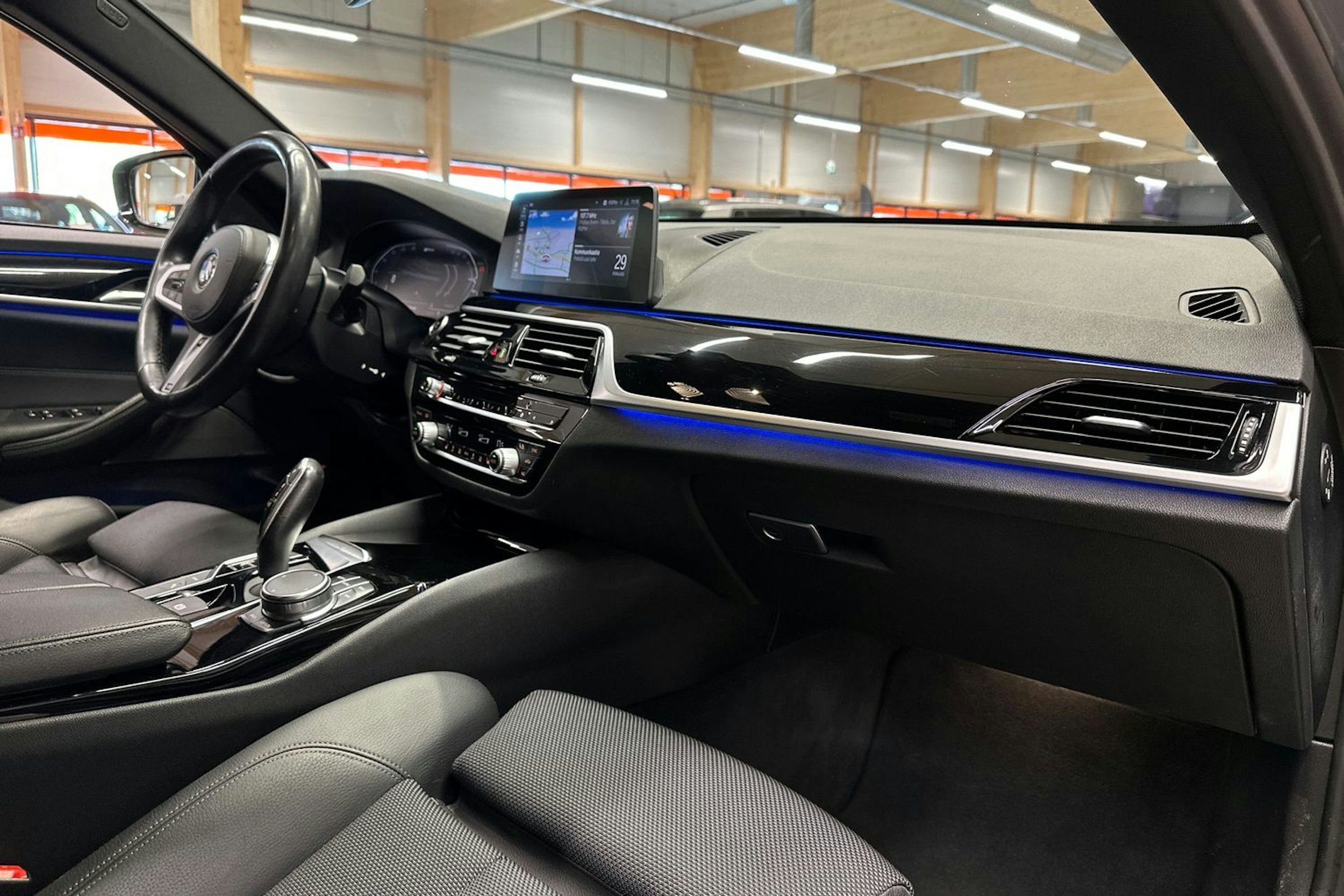 sininen BMW 530 2020 kuva 14.