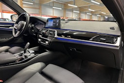sininen BMW 530 2020 kuva 14.
