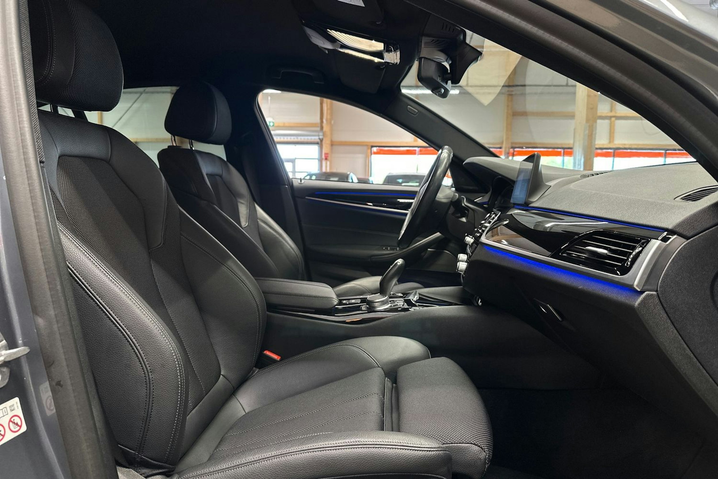sininen BMW 530 2020 kuva 15.