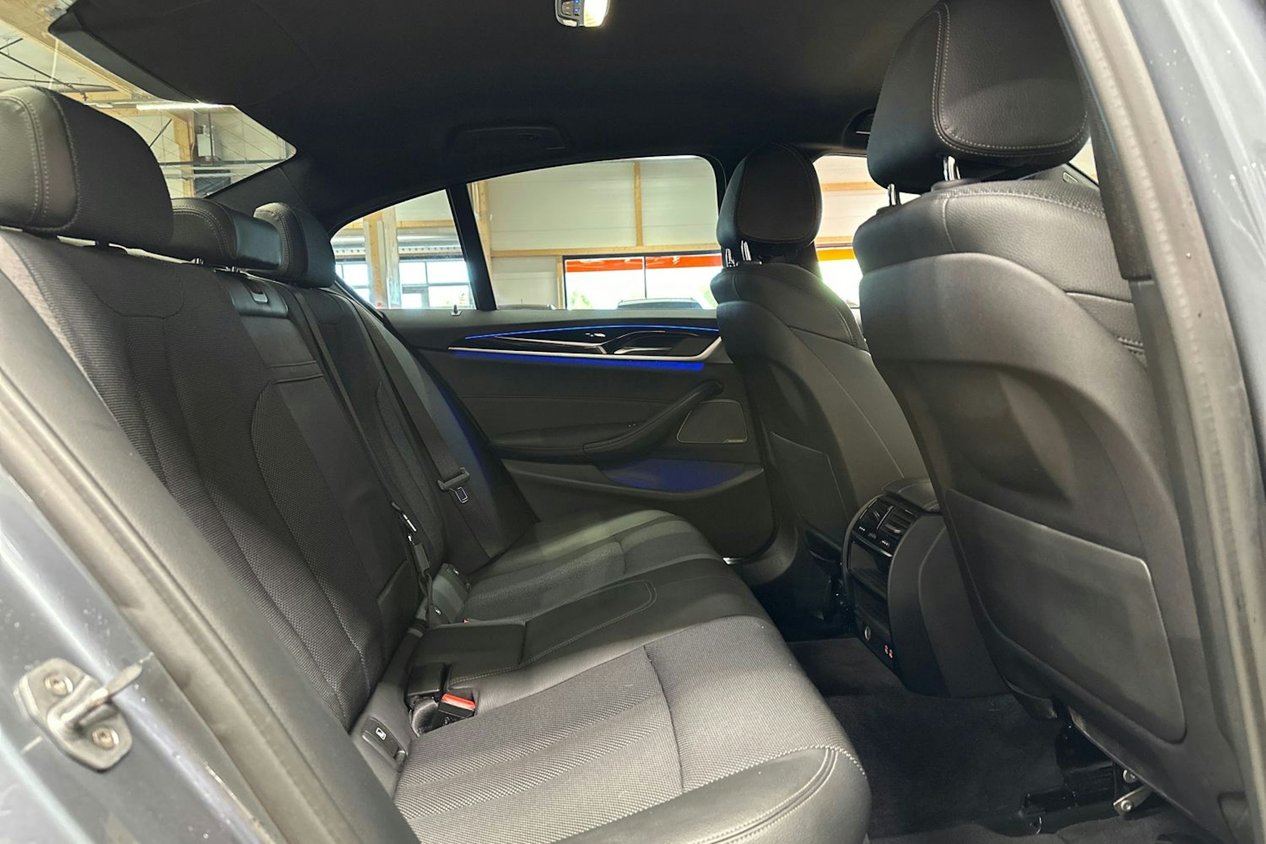 sininen BMW 530 2020 kuva 16.