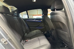 sininen BMW 530 2020 kuva 16.