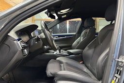 sininen BMW 530 2020 kuva 17.