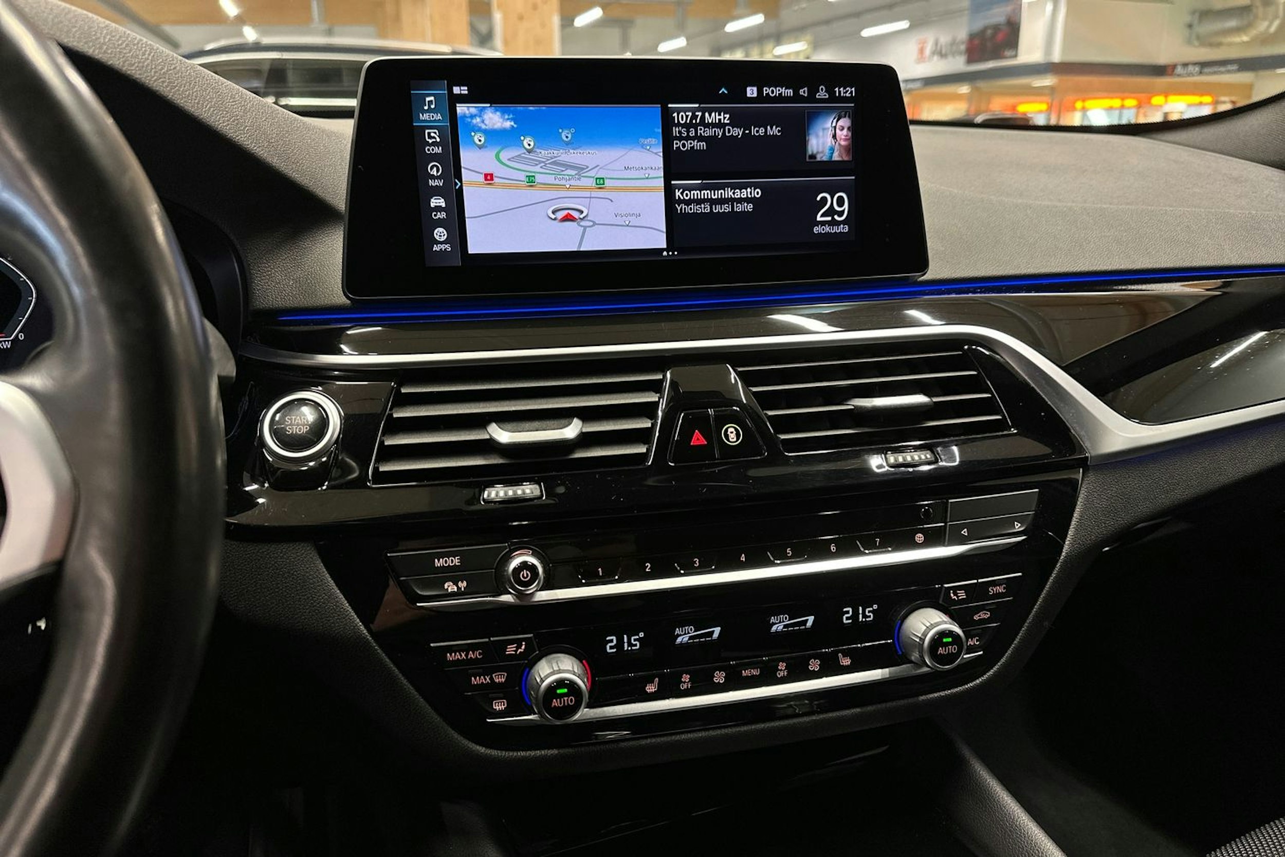 sininen BMW 530 2020 kuva 22.