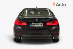musta BMW 530 2020 kuva 5.