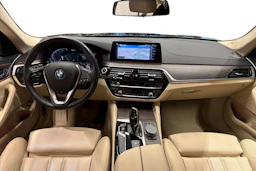 musta BMW 530 2020 kuva 12.