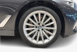 musta BMW 530 2020 kuva 16.