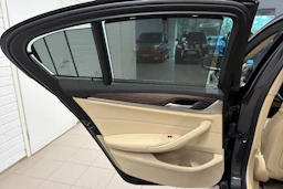 musta BMW 530 2020 kuva 20.