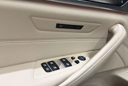 musta BMW 530 2020 kuva 30.