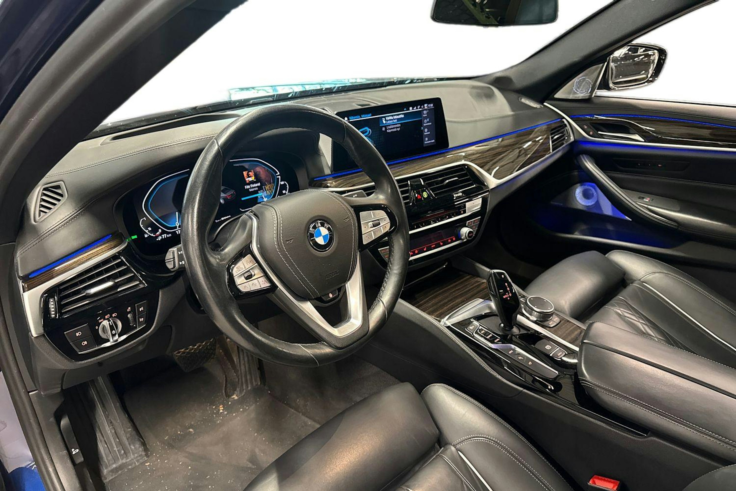 sininen BMW 530 2020 kuva 3.