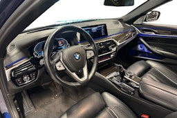 sininen BMW 530 2020 kuva 3.