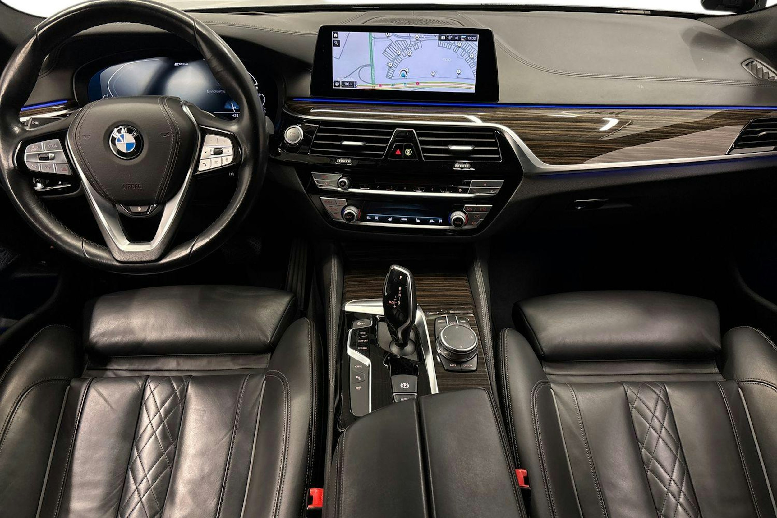 sininen BMW 530 2020 kuva 7.