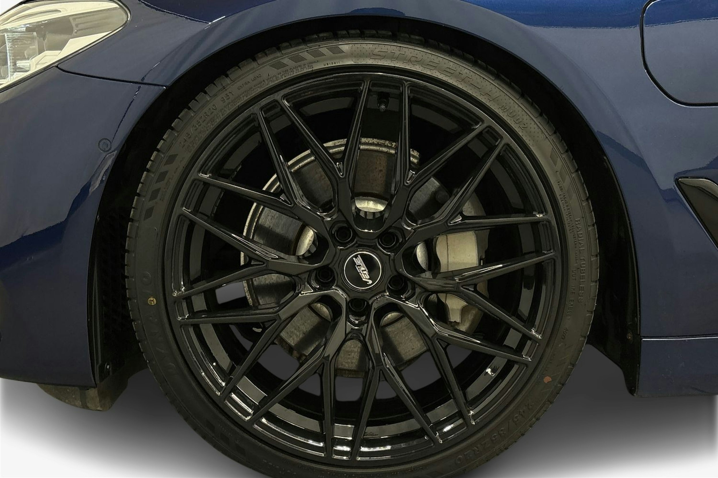 sininen BMW 530 2020 kuva 9.