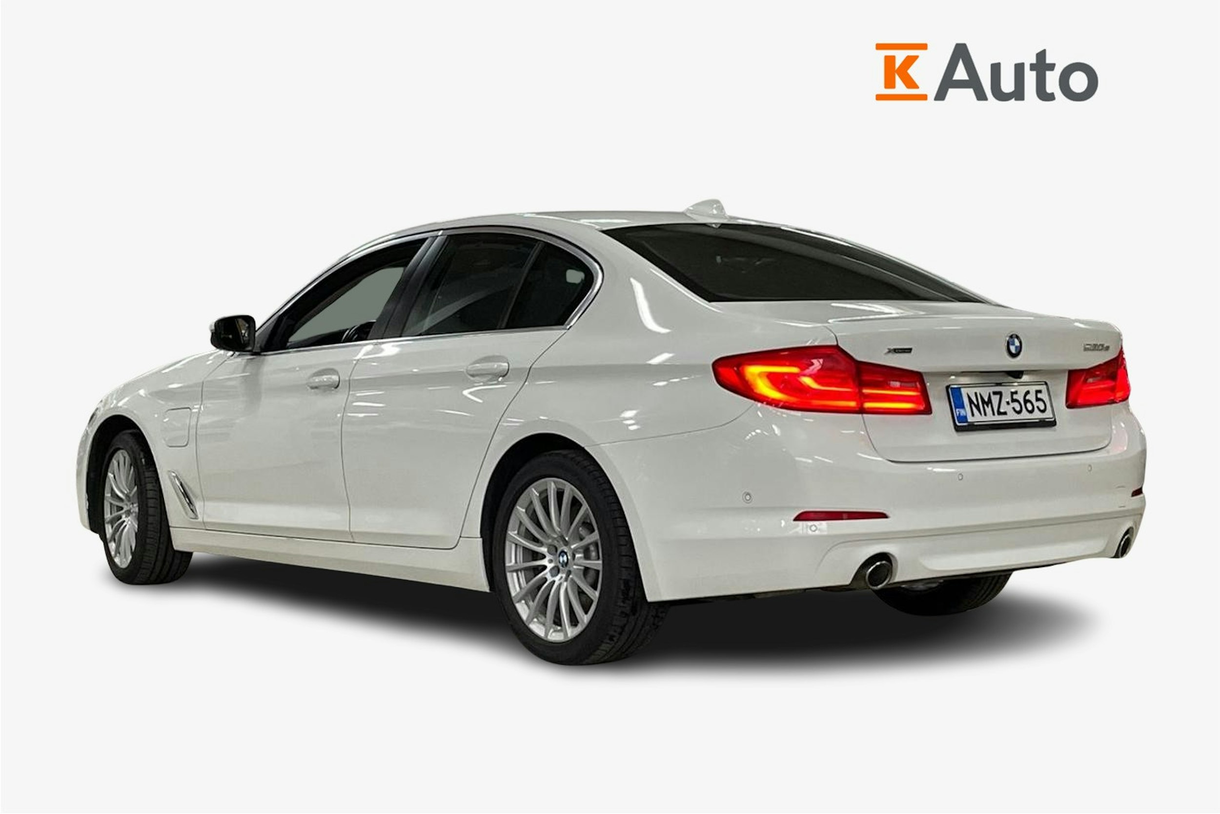 Valkoinen BMW 530 2020 kuva 2.