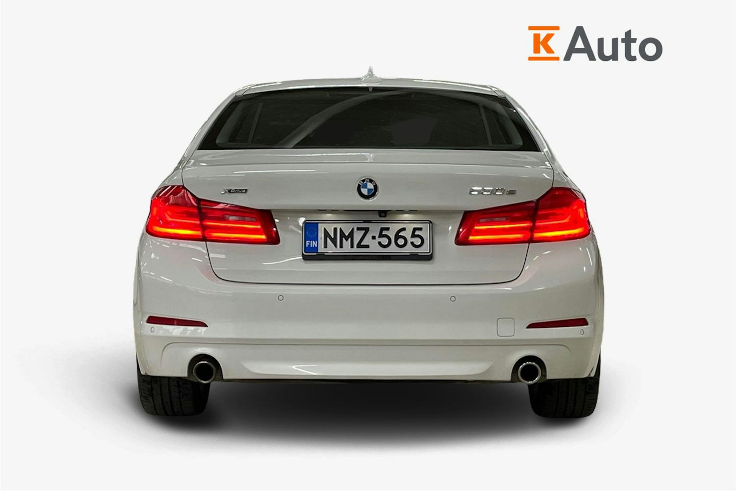 Valkoinen BMW 530 2020 kuva 3.