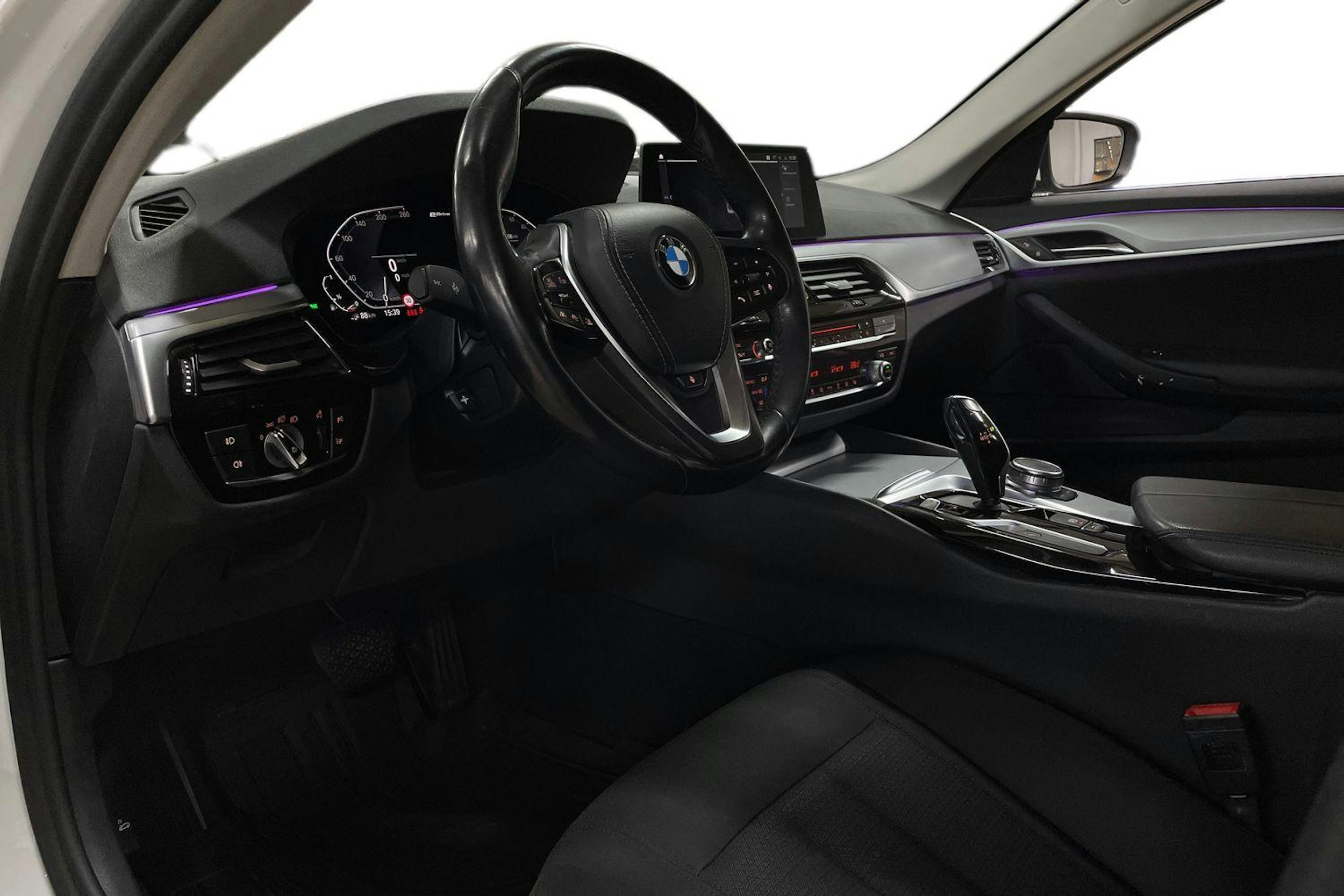 Valkoinen BMW 530 2020 kuva 7.
