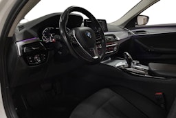 Valkoinen BMW 530 2020 kuva 7.