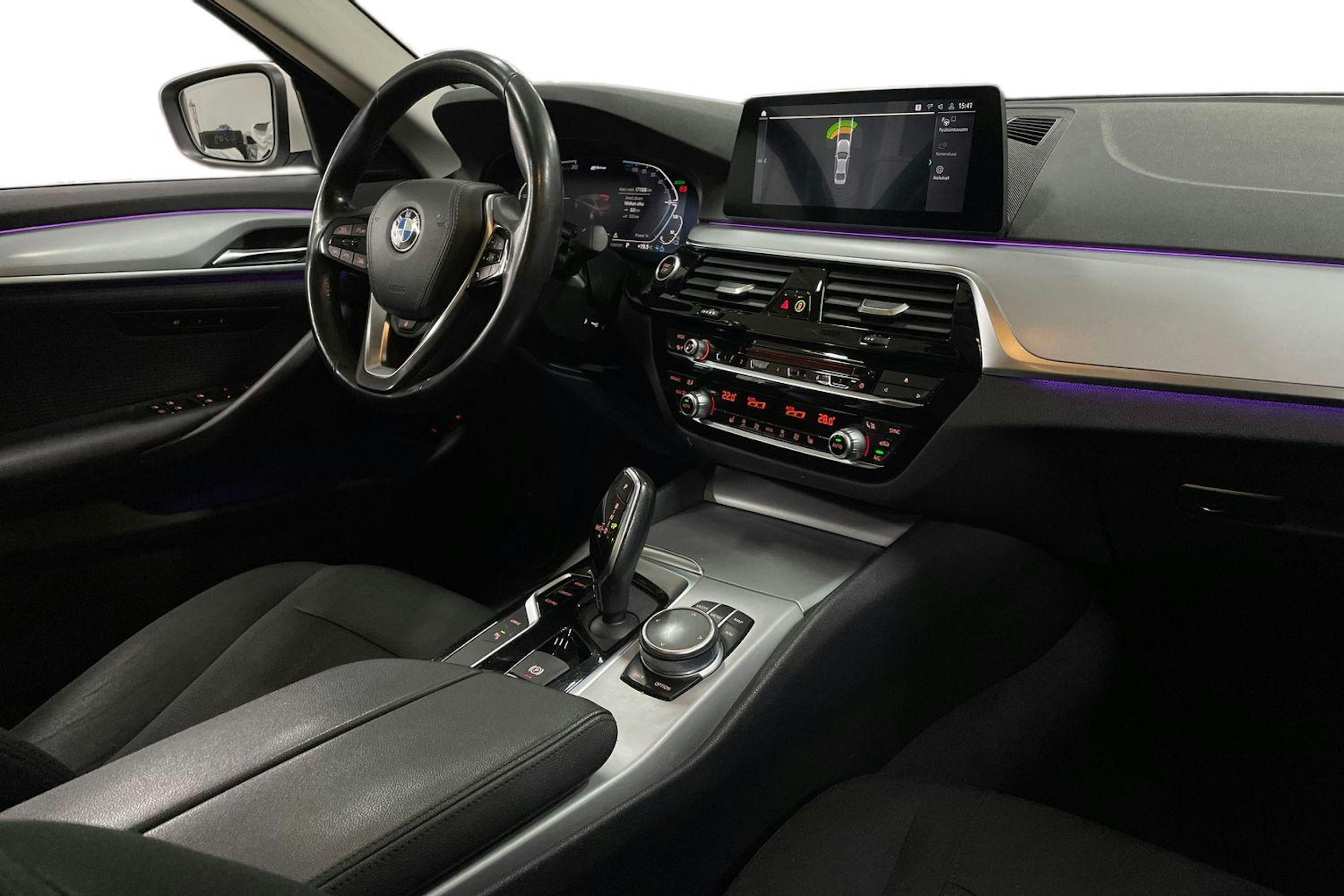 Valkoinen BMW 530 2020 kuva 9.