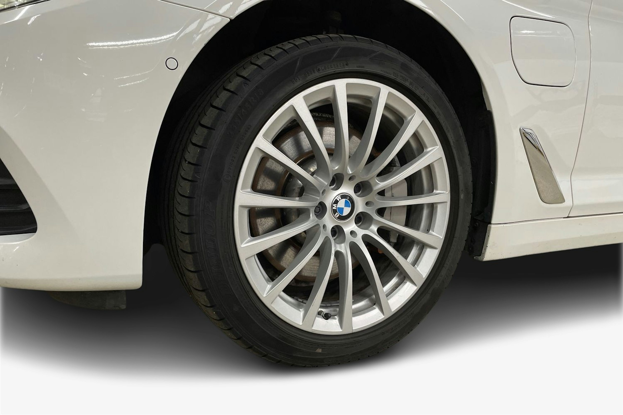 Valkoinen BMW 530 2020 kuva 11.