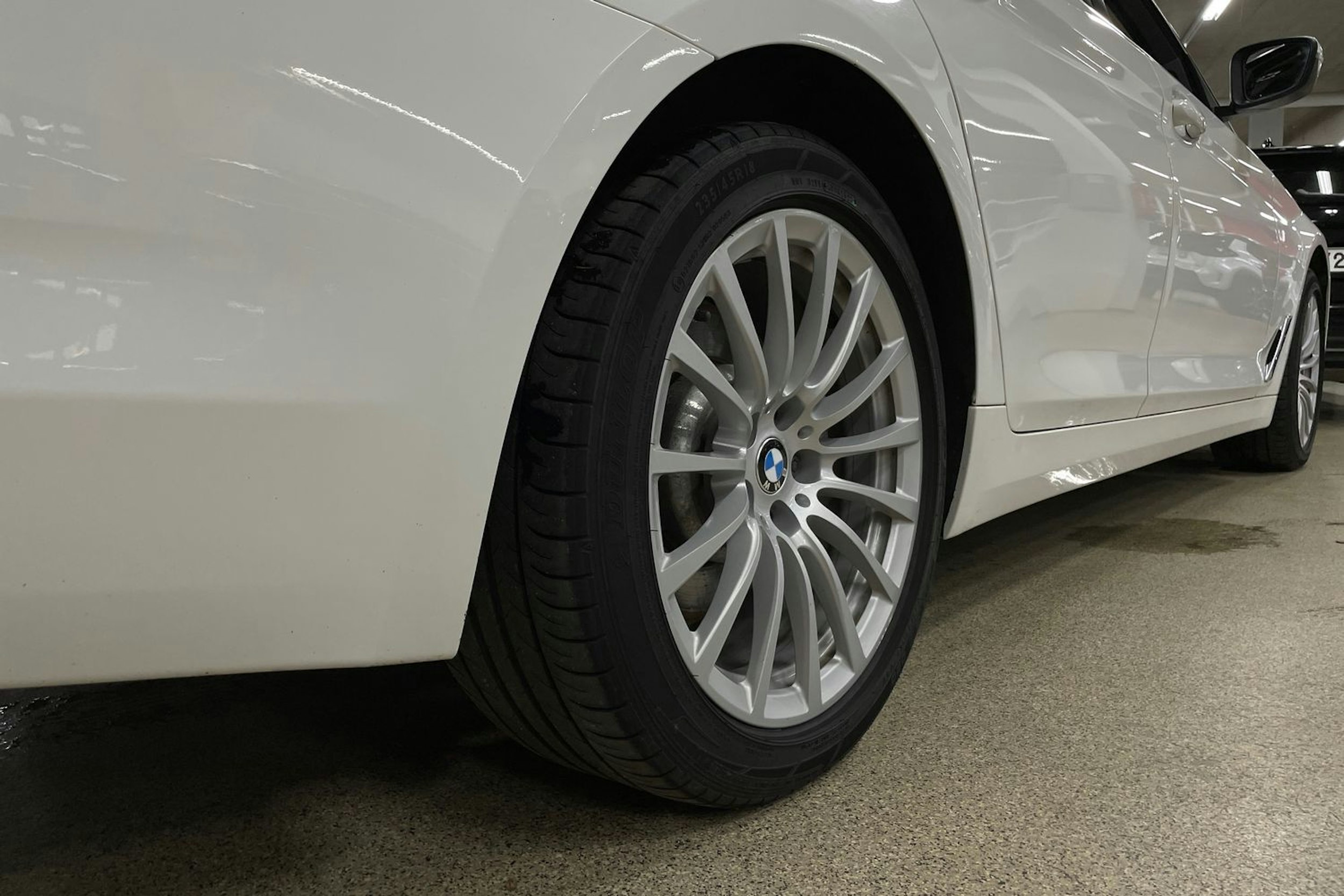 Valkoinen BMW 530 2020 kuva 13.