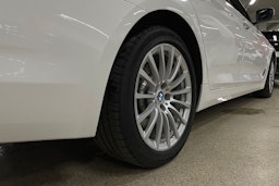 Valkoinen BMW 530 2020 kuva 13.