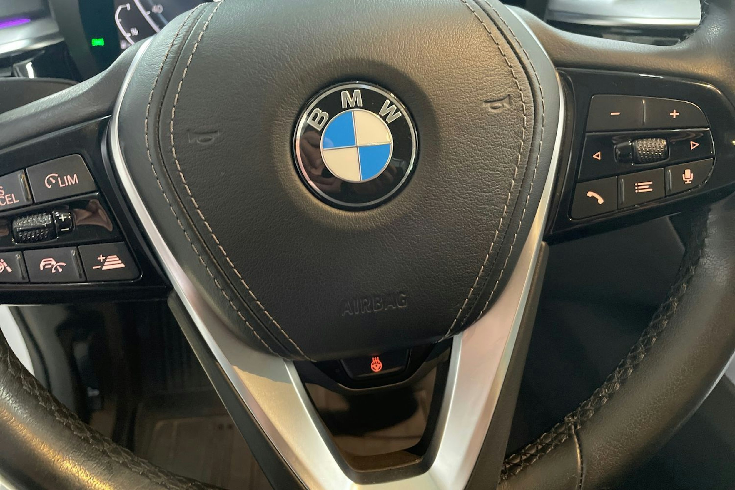 Valkoinen BMW 530 2020 kuva 30.