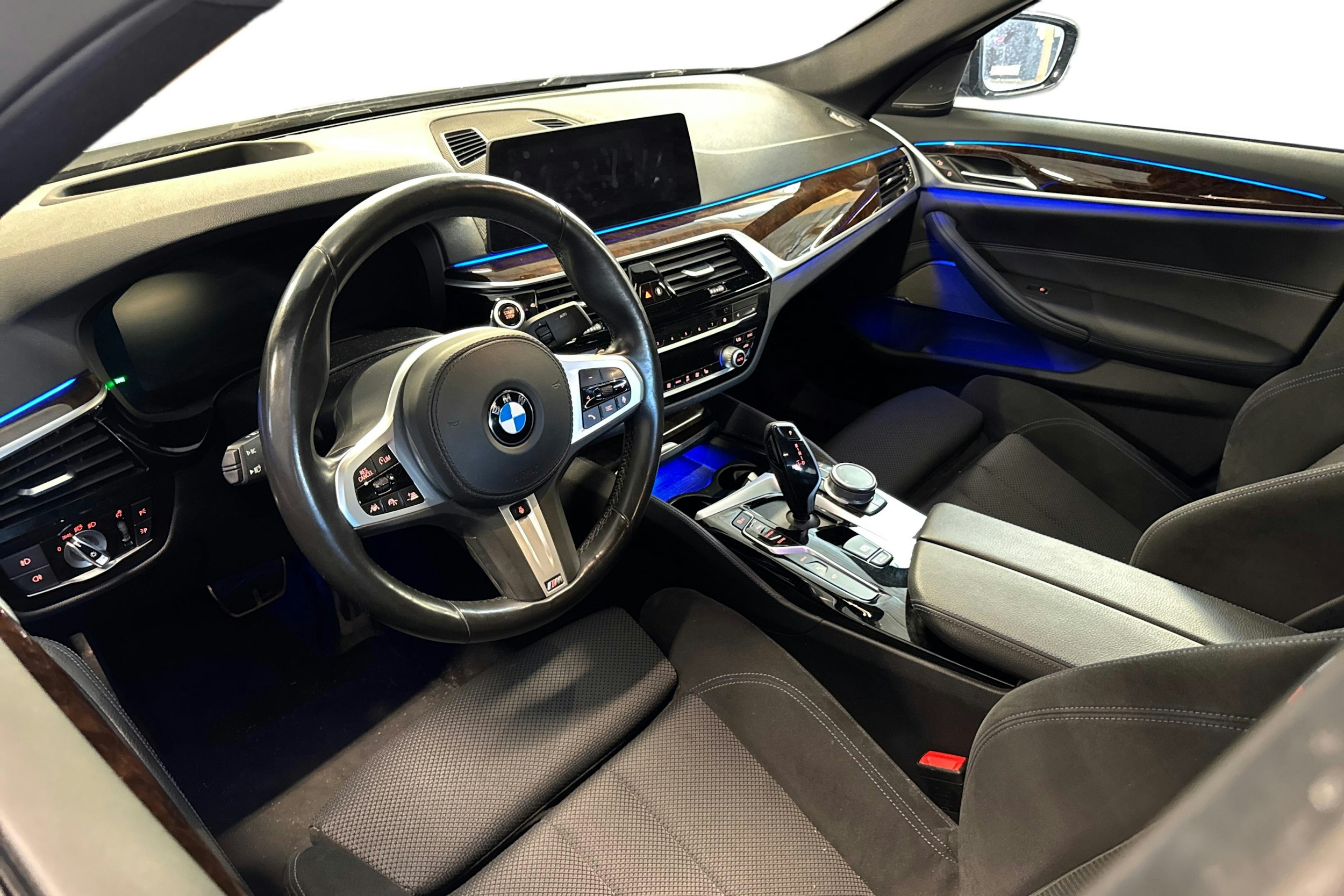 musta BMW 530 2020 kuva 3.