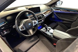 musta BMW 530 2020 kuva 3.