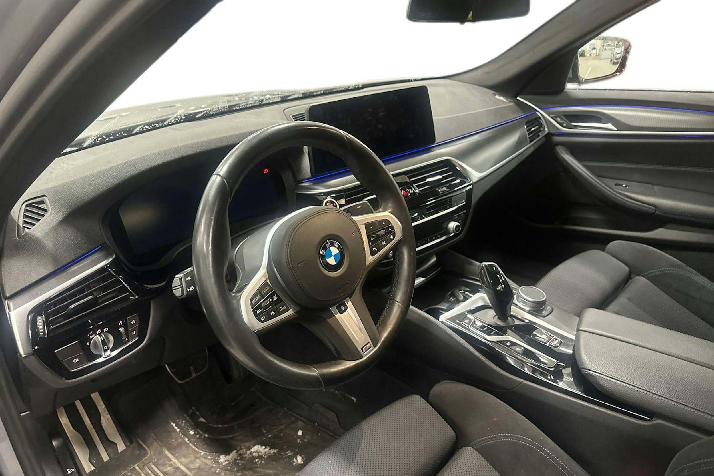 Harmaa BMW 530 2020 kuva 3.