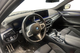 Harmaa BMW 530 2020 kuva 3.