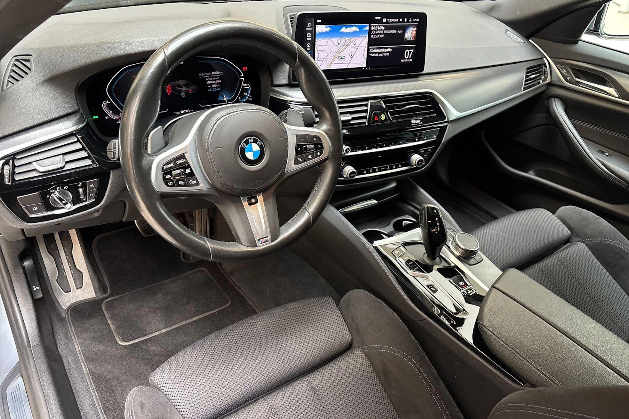 sininen BMW 530 2020 kuva 6.