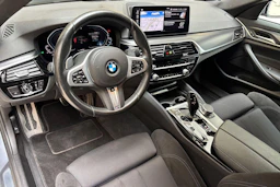 sininen BMW 530 2020 kuva 6.