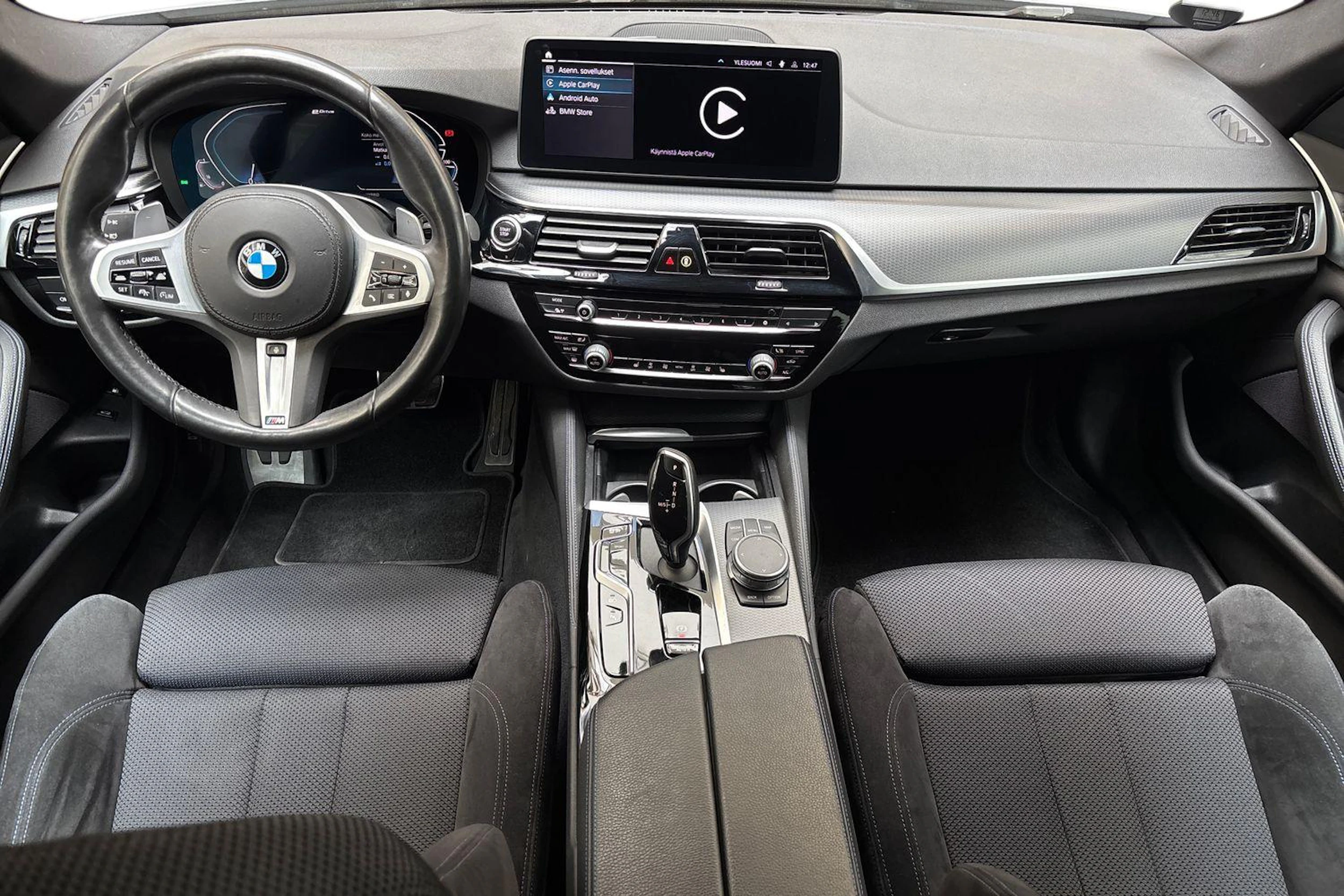 sininen BMW 530 2020 kuva 7.