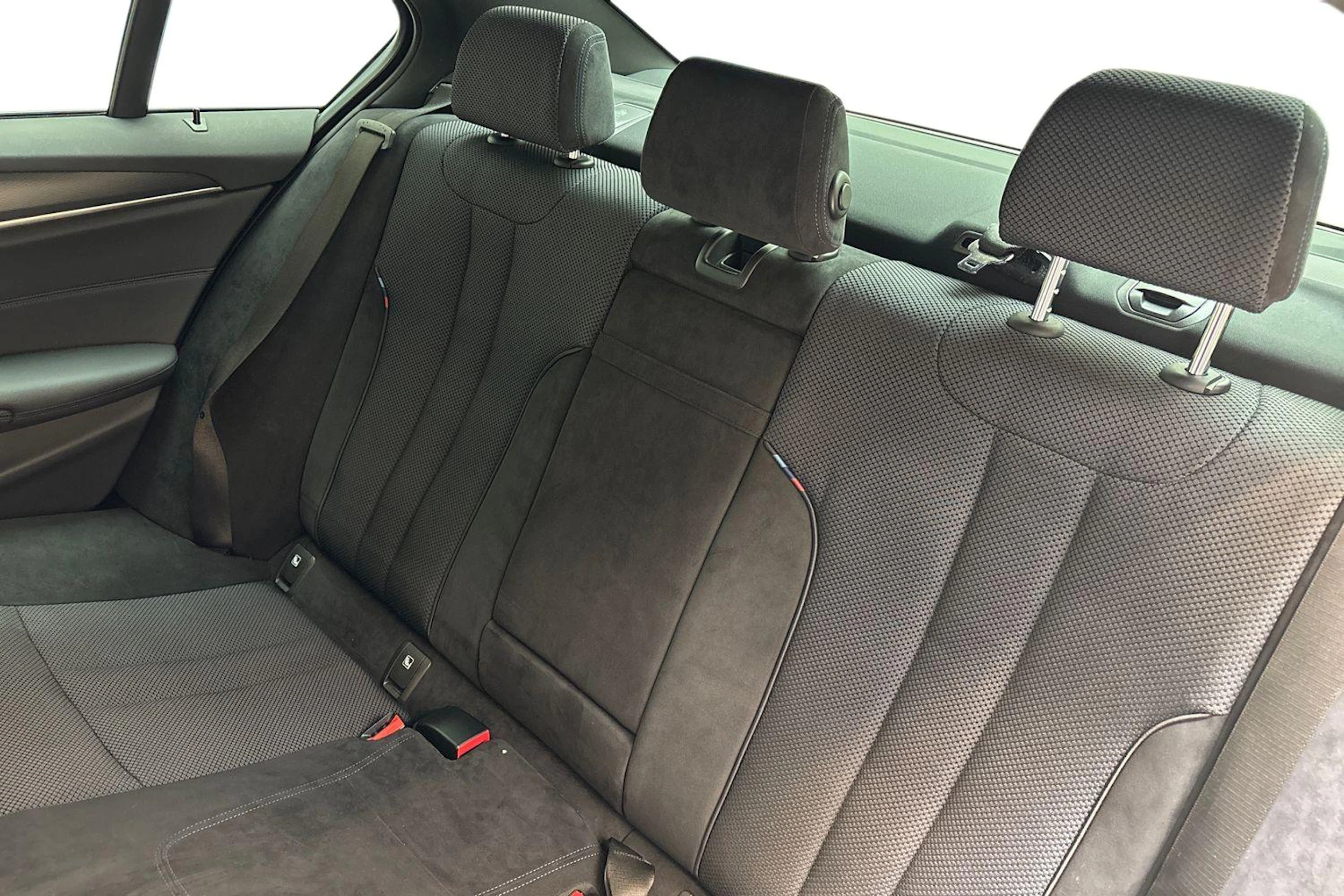sininen BMW 530 2020 kuva 8.
