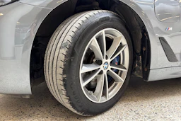 sininen BMW 530 2020 kuva 10.