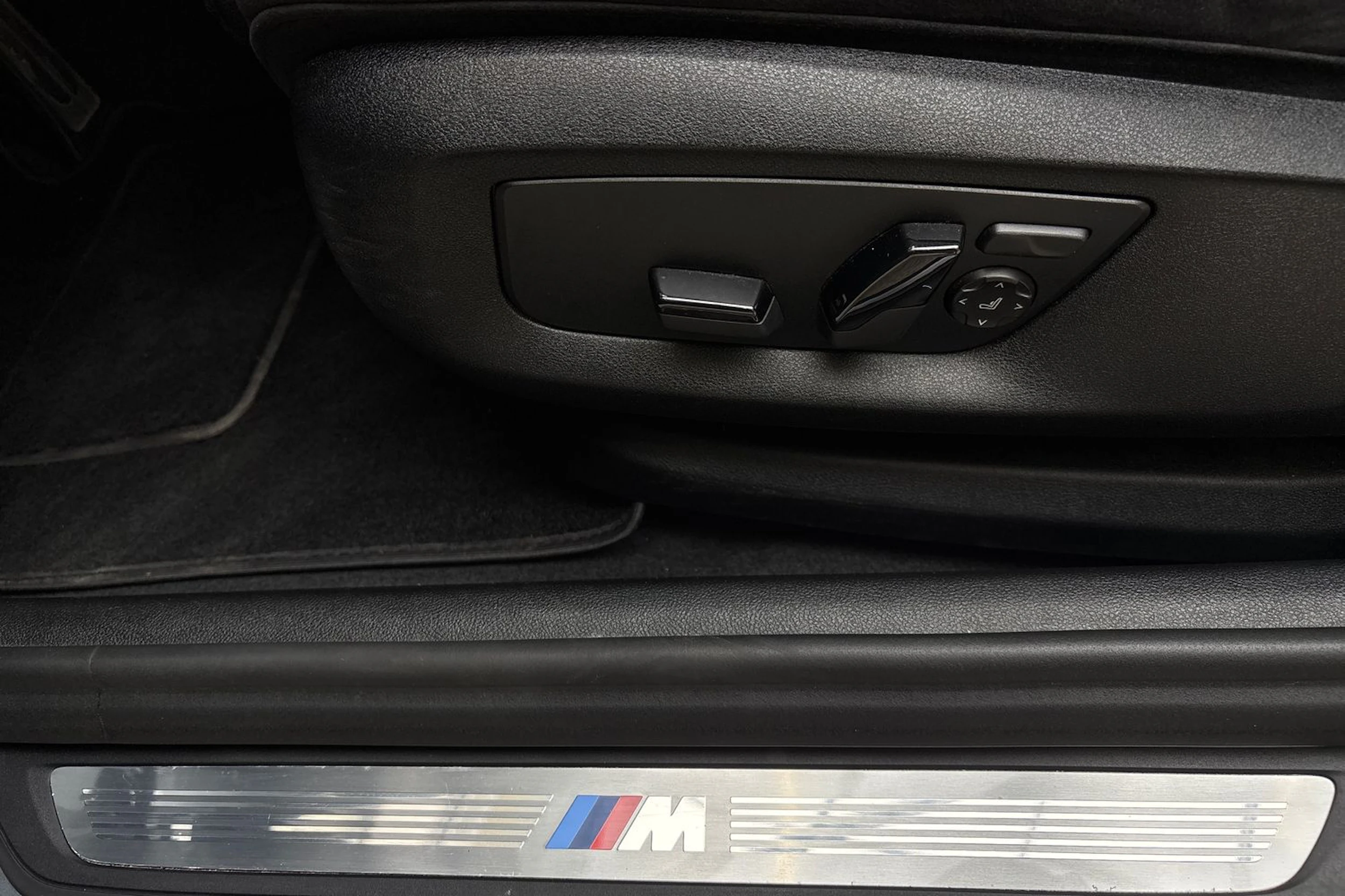 sininen BMW 530 2020 kuva 15.